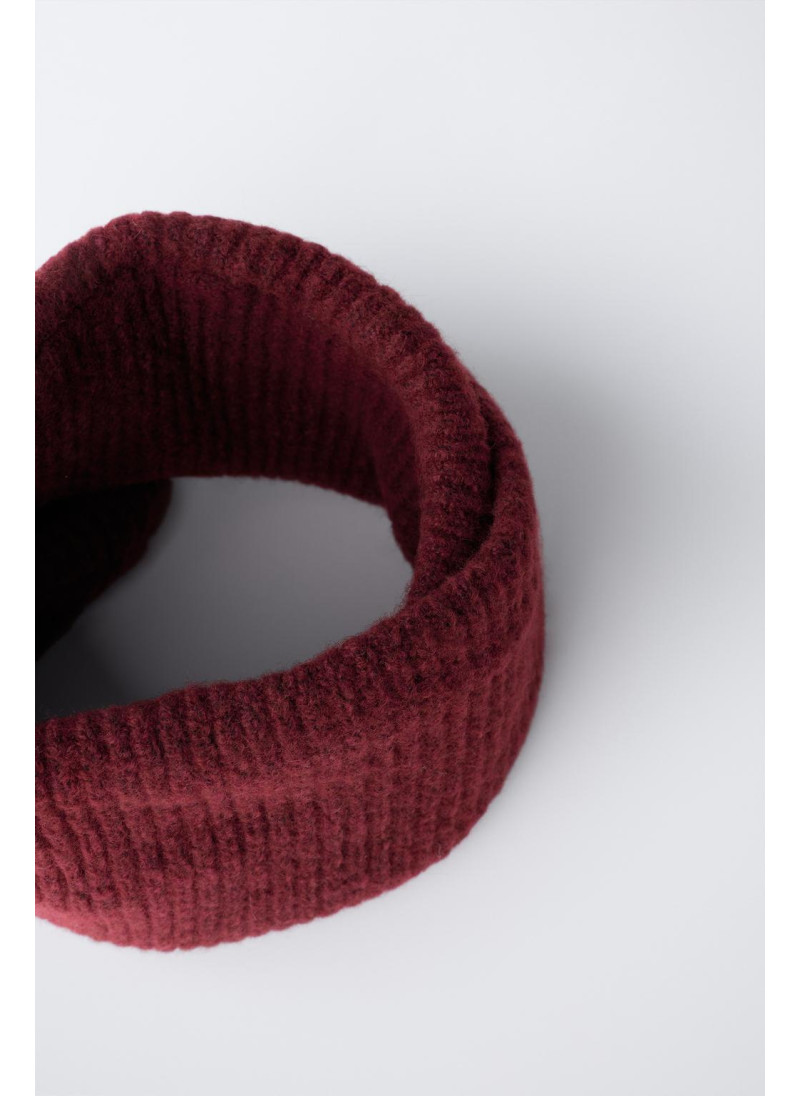 Вязанный снуд с перекрестным узором Вязанный снуд с перекрестным узором