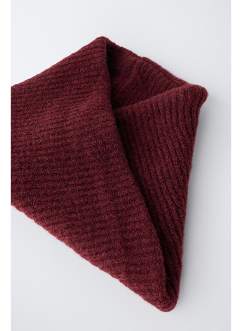 Вязанный снуд с перекрестным узором Вязанный снуд с перекрестным узором