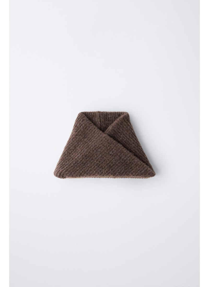 Вязанный снуд с перекрестным узором Вязанный снуд с перекрестным узором