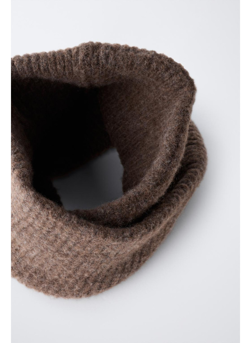 Вязанный снуд с перекрестным узором Вязанный снуд с перекрестным узором