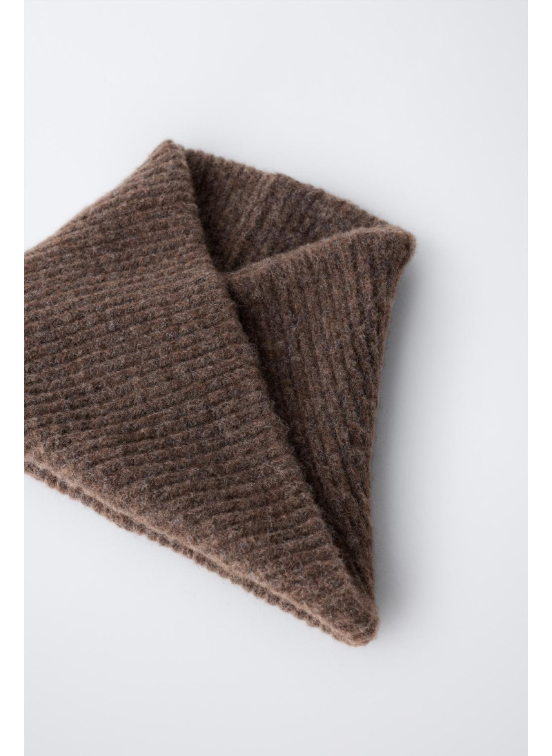 Вязанный снуд с перекрестным узором Вязанный снуд с перекрестным узором