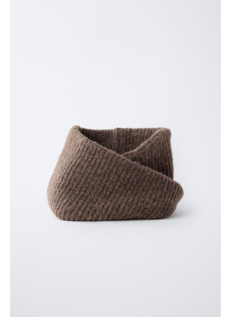 Вязанный снуд с перекрестным узором Вязанный снуд с перекрестным узором