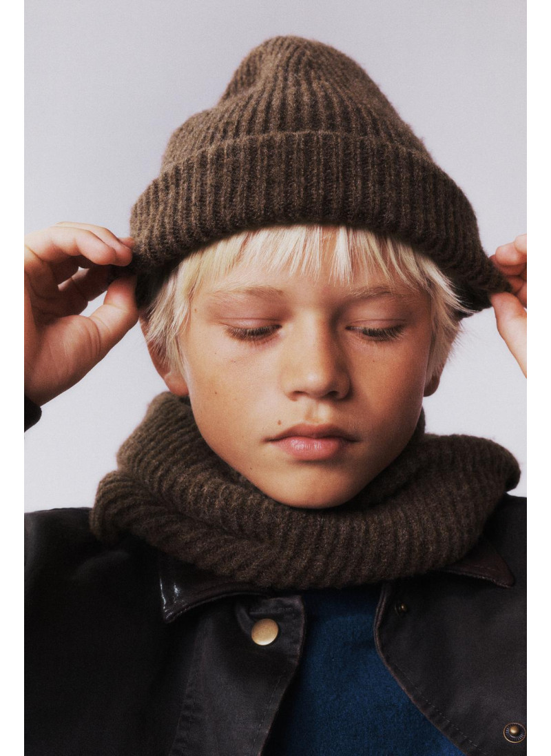 Вязанный снуд с перекрестным узором Вязанный снуд с перекрестным узором