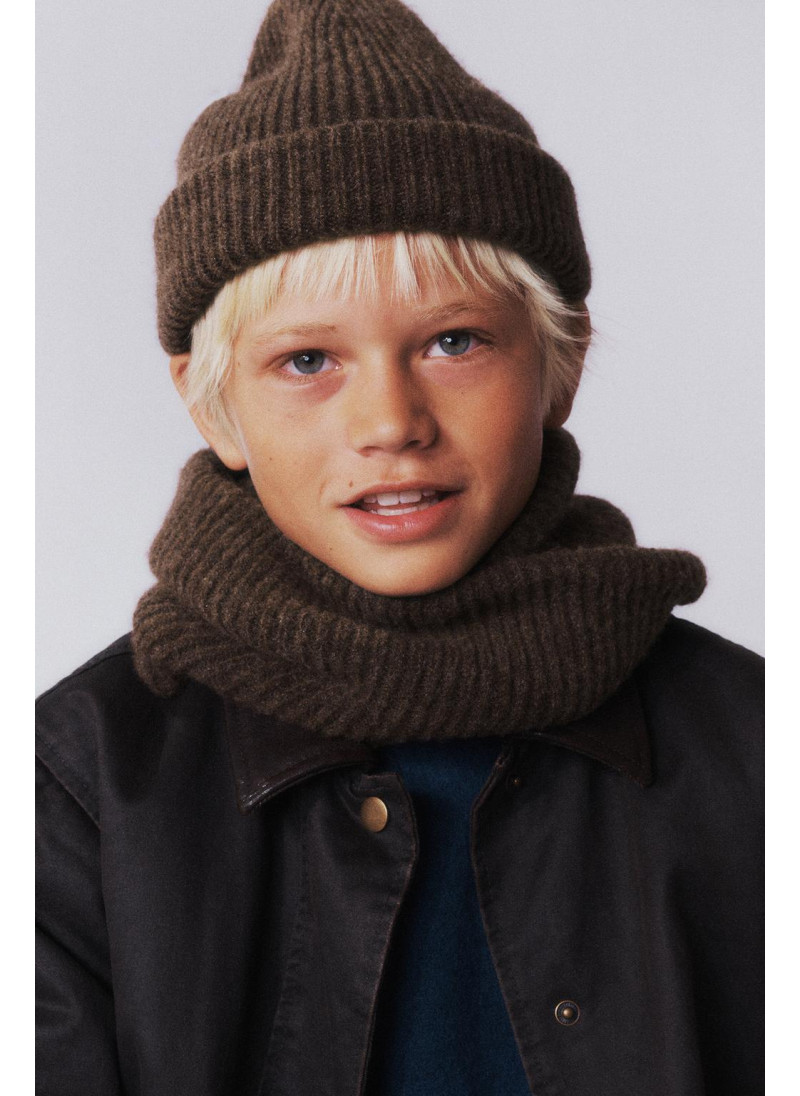 Вязанный снуд с перекрестным узором Вязанный снуд с перекрестным узором