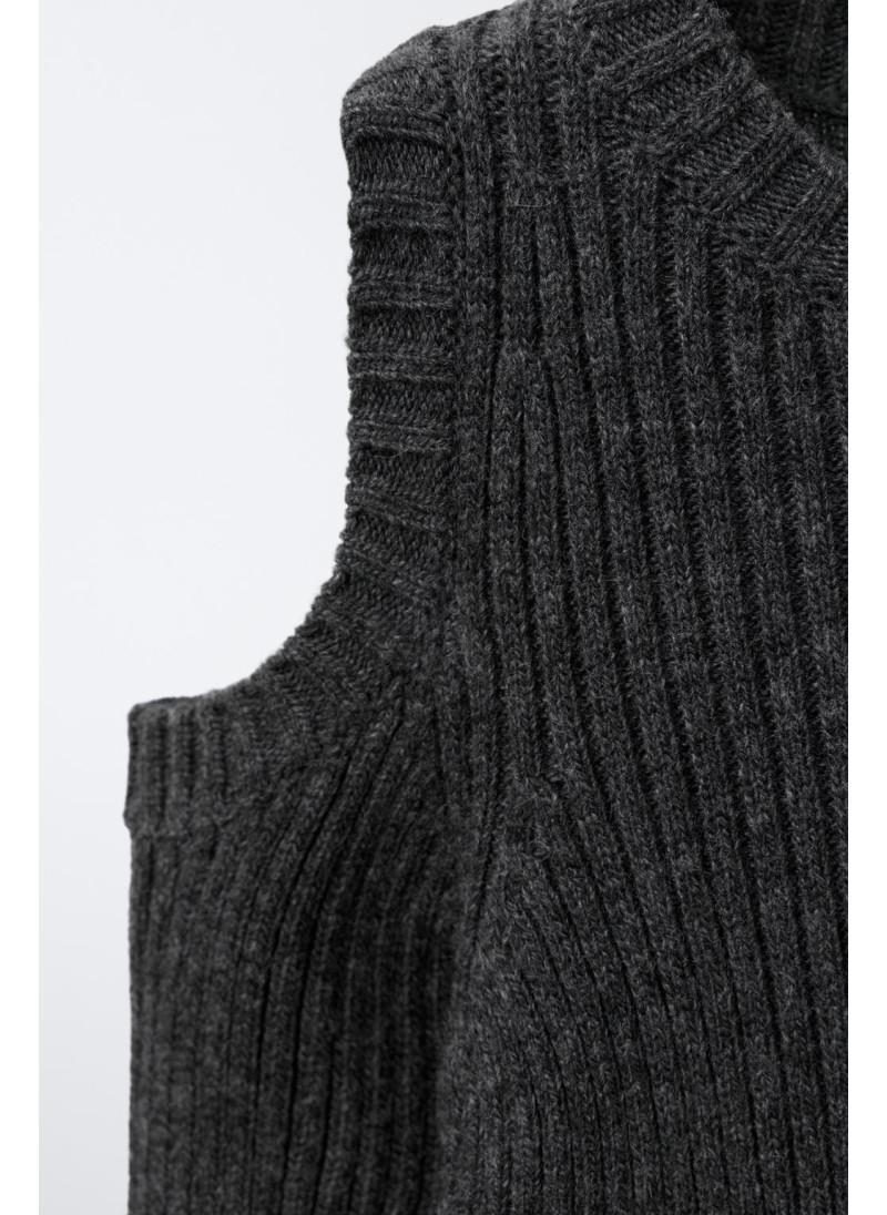 Свитер вязаный с вышитой вырезанной звездой Свитер вязаный с вышитой вырезанной звездой