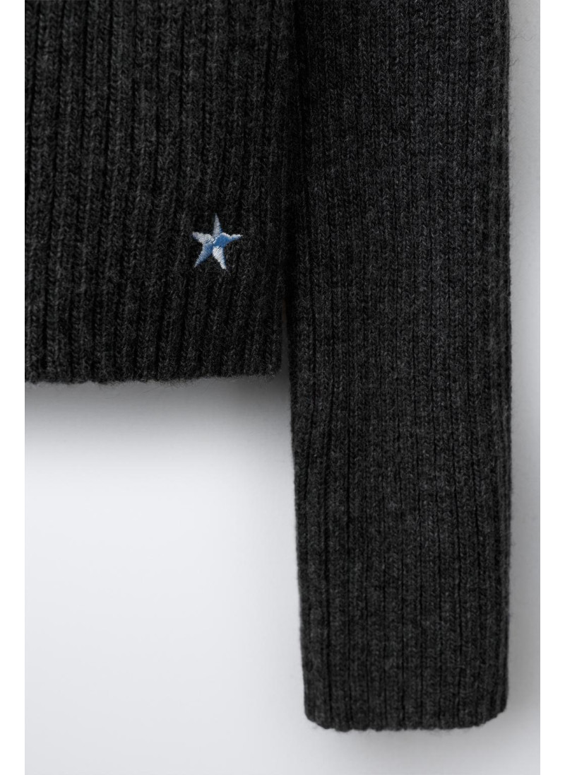 Свитер вязаный с вышитой вырезанной звездой Свитер вязаный с вышитой вырезанной звездой