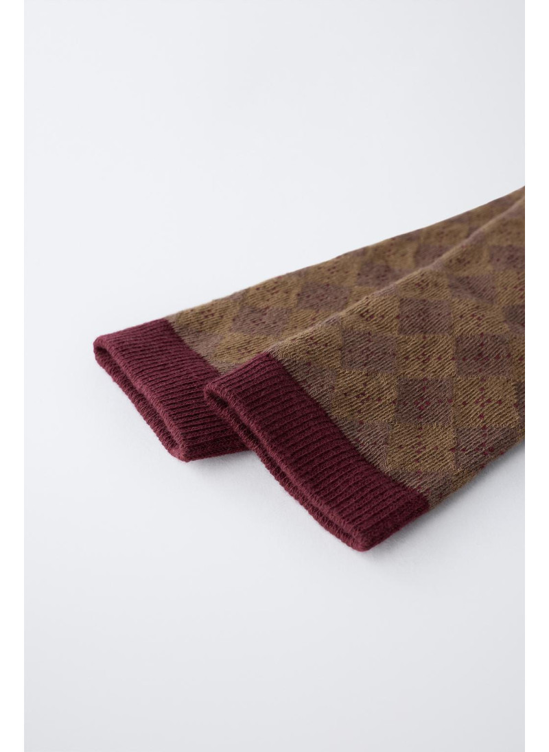 ВЫСОКИЕ НОСКИ С ПРИНТОМ «РОМБЫ» ВЫСОКИЕ НОСКИ С ПРИНТОМ «РОМБЫ»