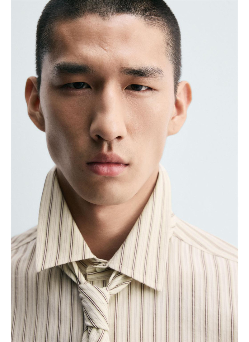 Рубашка в полоску с контрастным галстуком Рубашка в полоску с контрастным галстуком