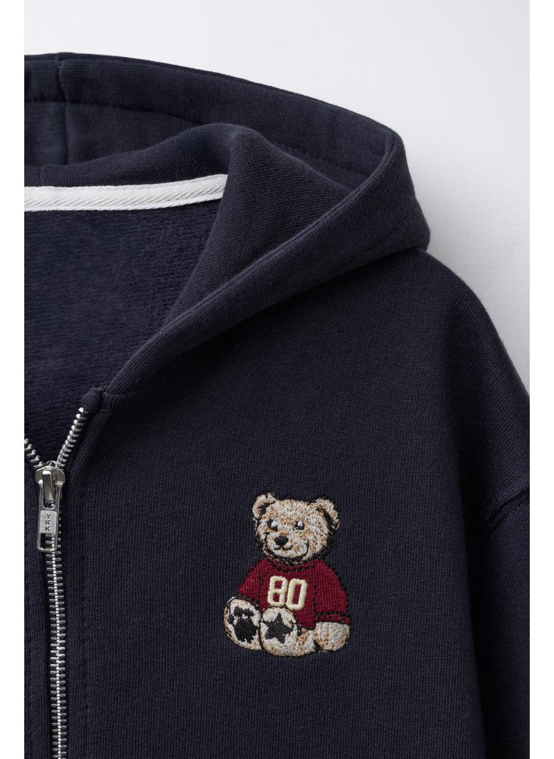 ТОЛСТОВКА НА МОЛНИИ С ВЫШИВКОЙ «МЕДВЕДЬ» ТОЛСТОВКА НА МОЛНИИ С ВЫШИВКОЙ «МЕДВЕДЬ»