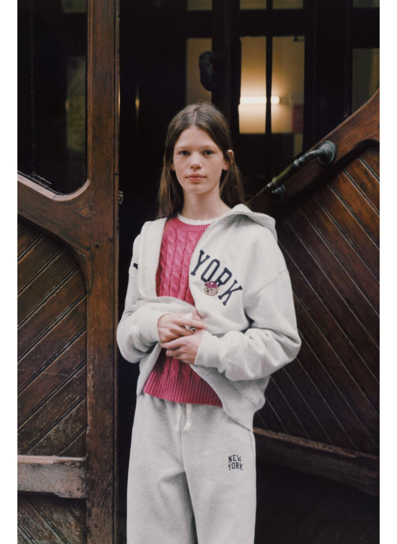 ТОЛСТОВКА НА МОЛНИИ С ВЫШИВКОЙ «МЕДВЕДЬ» ТОЛСТОВКА НА МОЛНИИ С ВЫШИВКОЙ «МЕДВЕДЬ»