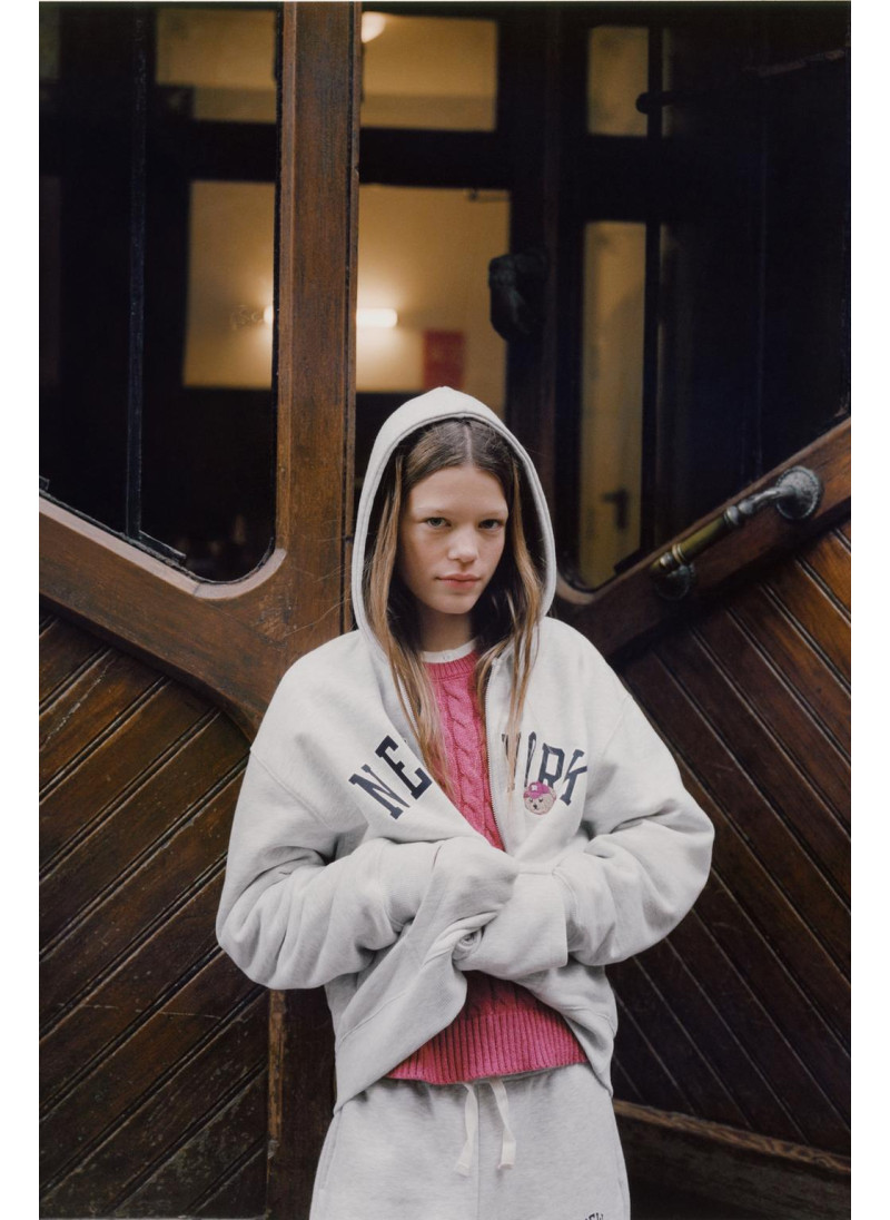 ТОЛСТОВКА НА МОЛНИИ С ВЫШИВКОЙ «МЕДВЕДЬ» ТОЛСТОВКА НА МОЛНИИ С ВЫШИВКОЙ «МЕДВЕДЬ»