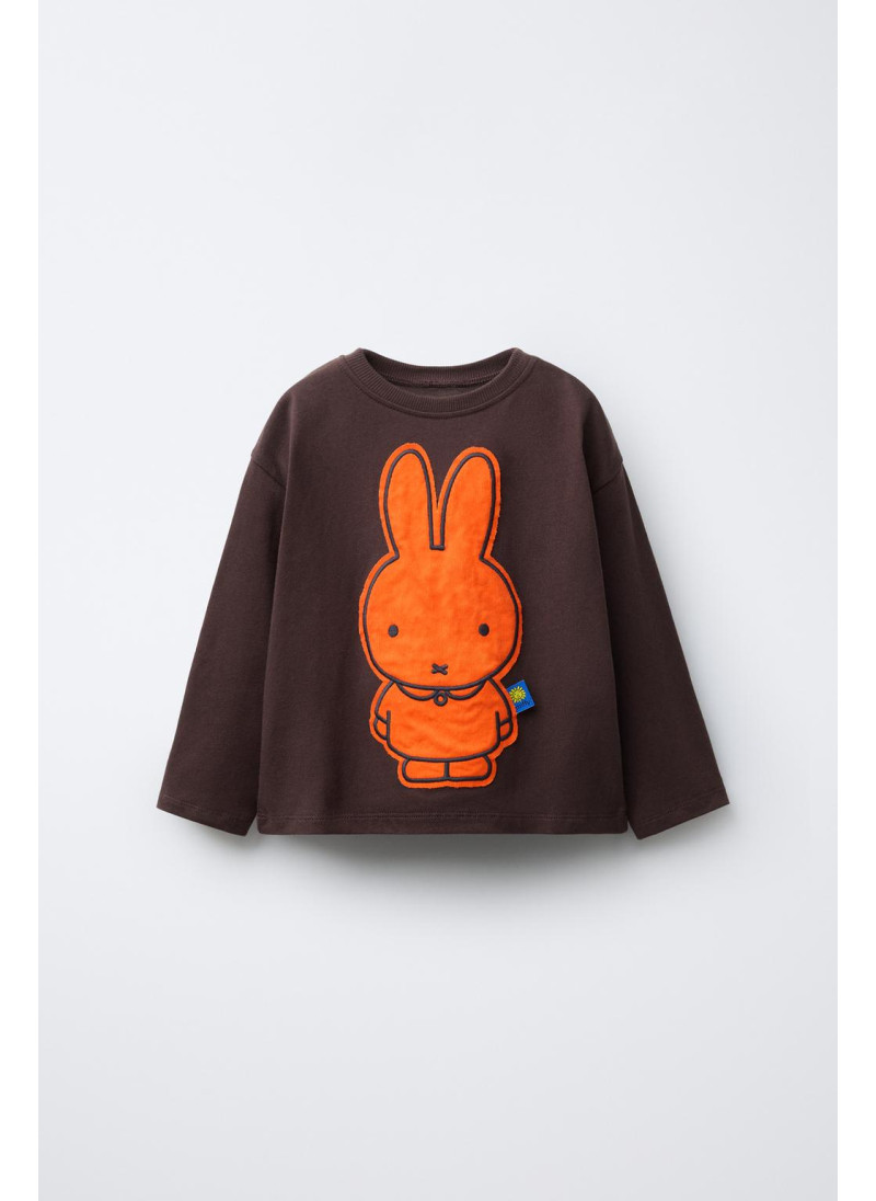 ФУТБОЛКА С ВЕЛЬВЕТОВОЙ НАШИВКОЙ MIFFY™ MERCIS BV © ФУТБОЛКА С ВЕЛЬВЕТОВОЙ НАШИВКОЙ MIFFY™ MERCIS BV ©