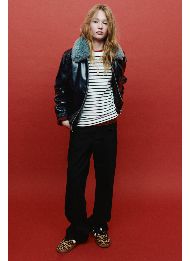 Джинсы прямого кроя с звездными заклепками Джинсы прямого кроя с звездными заклепками