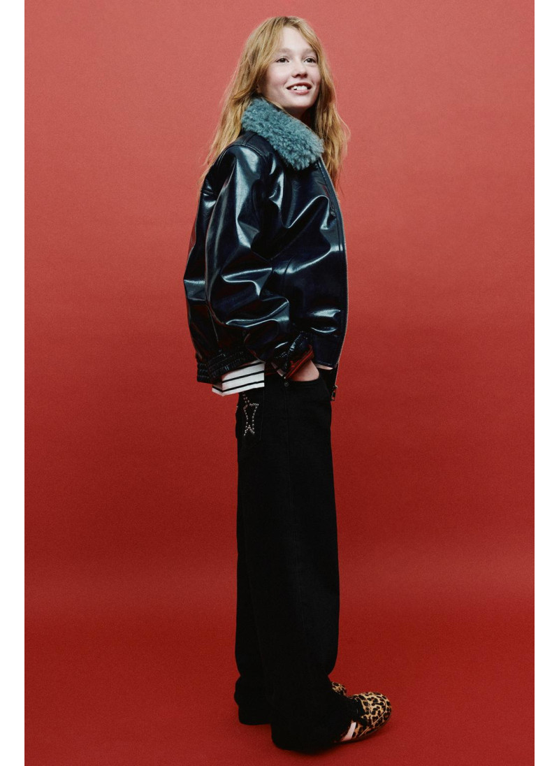 Джинсы прямого кроя с звезд...