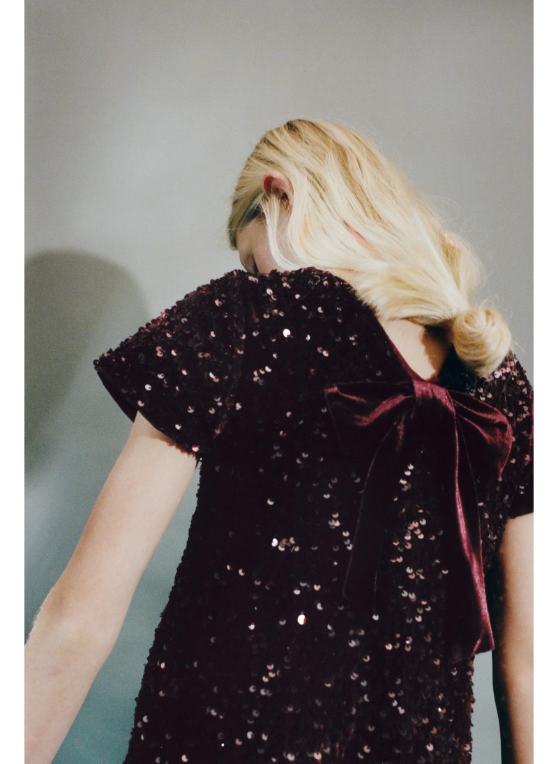 Платье с пайетками и бархатным бантом Платье с пайетками и бархатным бантом