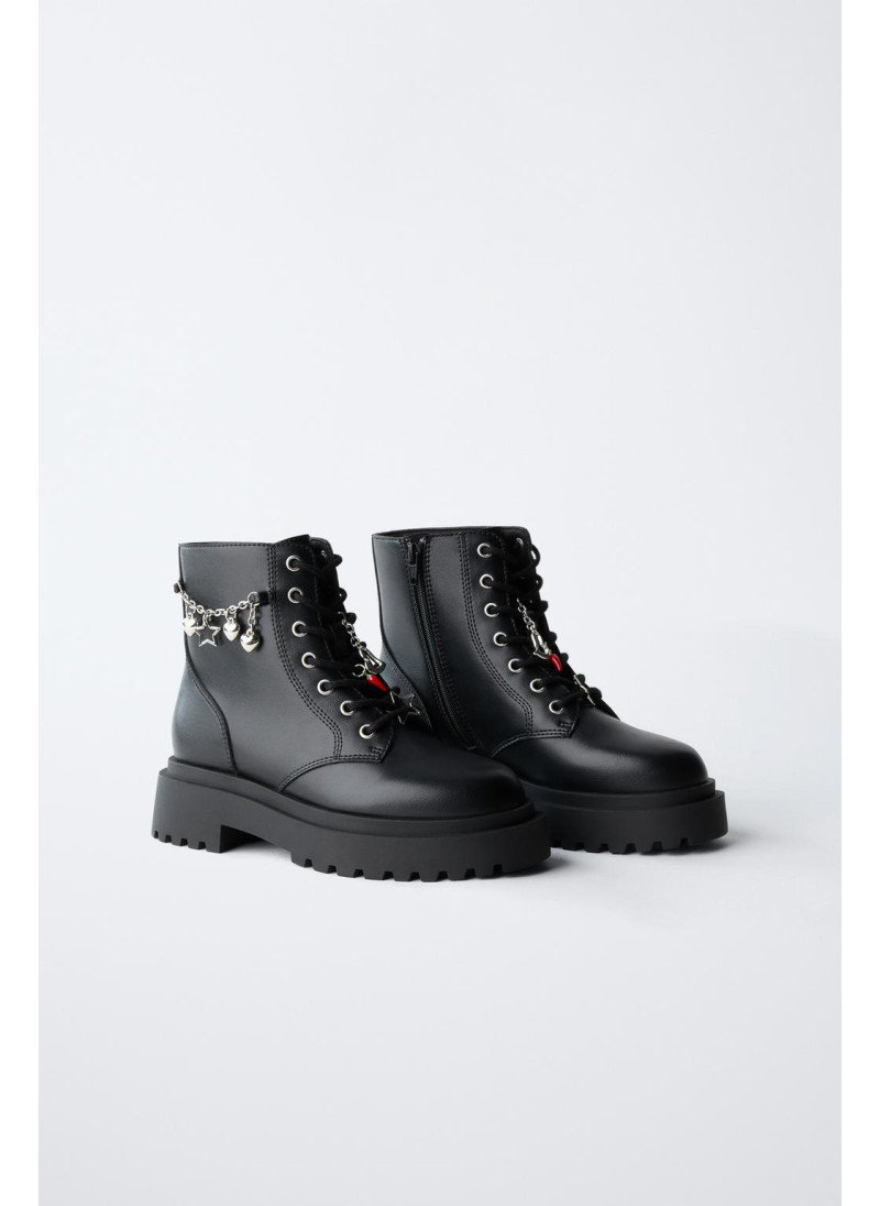 Ботинки на шнуровке с подвесками Ботинки на шнуровке с подвесками