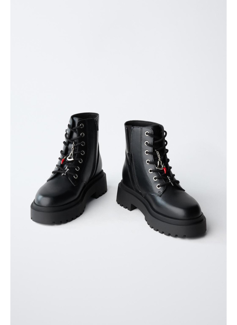 Ботинки на шнуровке с подвесками Ботинки на шнуровке с подвесками