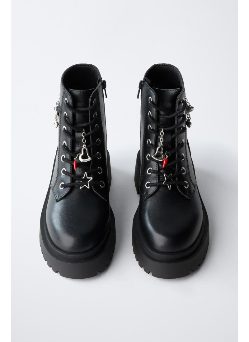 Ботинки на шнуровке с подвесками Ботинки на шнуровке с подвесками