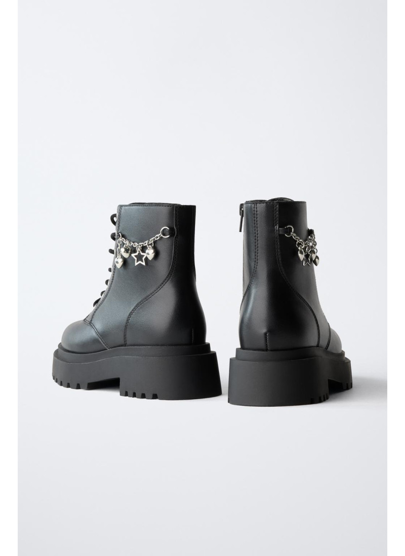 Ботинки на шнуровке с подвесками Ботинки на шнуровке с подвесками