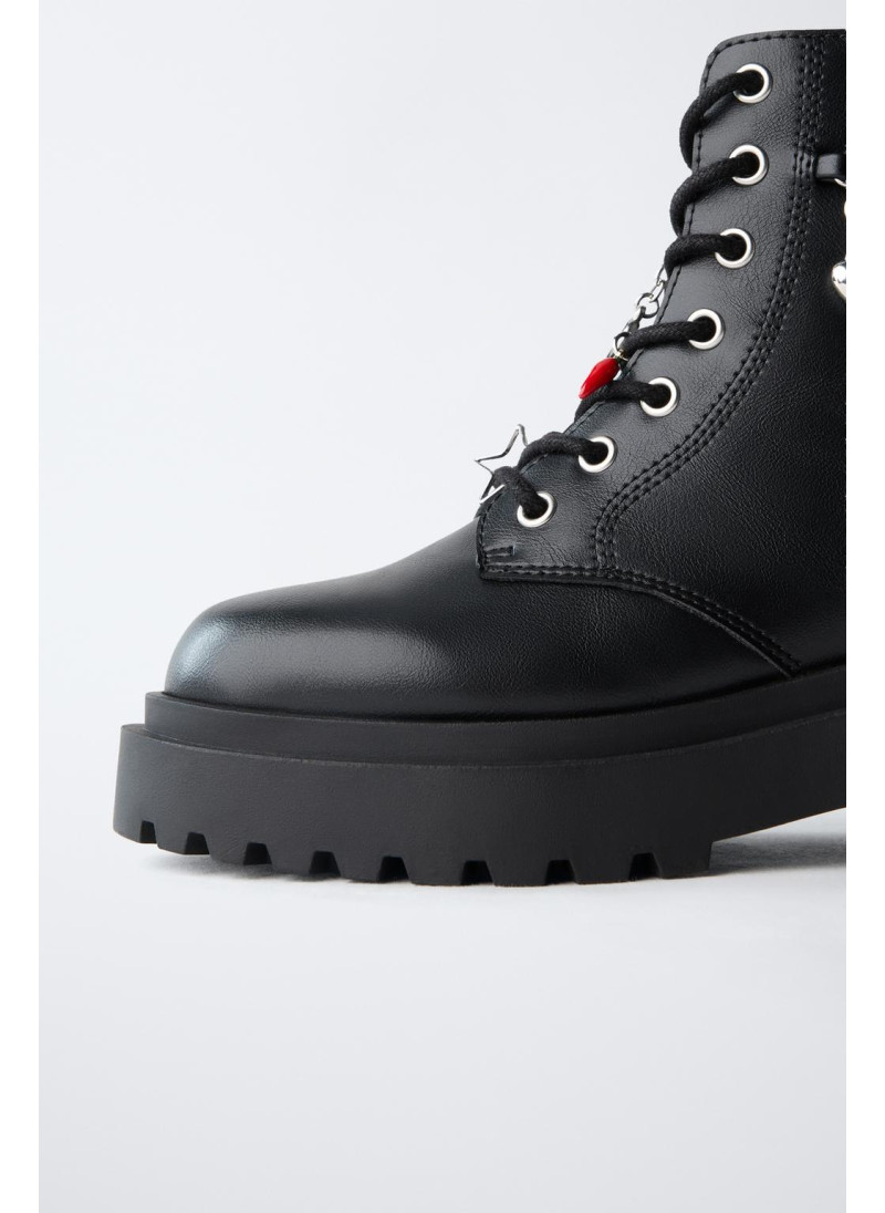 Ботинки на шнуровке с подвесками Ботинки на шнуровке с подвесками