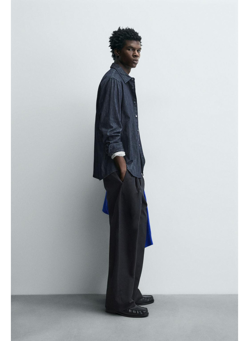 ДЖИНСОВАЯ РУБАШКА КЛАССИЧЕСКОГО КРОЯ ДЖИНСОВАЯ РУБАШКА КЛАССИЧЕСКОГО КРОЯ