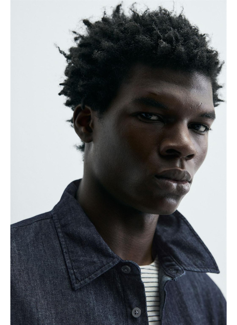 ДЖИНСОВАЯ РУБАШКА КЛАССИЧЕСКОГО КРОЯ ДЖИНСОВАЯ РУБАШКА КЛАССИЧЕСКОГО КРОЯ