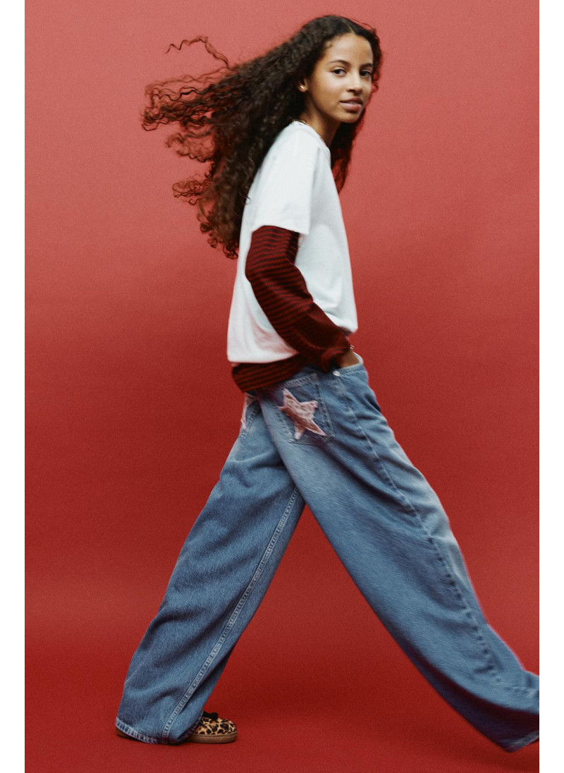 Джинсы с широкими штанинами и нашивкой с животным принтом Джинсы с широкими штанинами и нашивкой с животным принтом