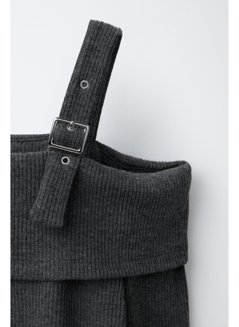 Футболка с ребристой фактурой и пряжками Футболка с ребристой фактурой и пряжками