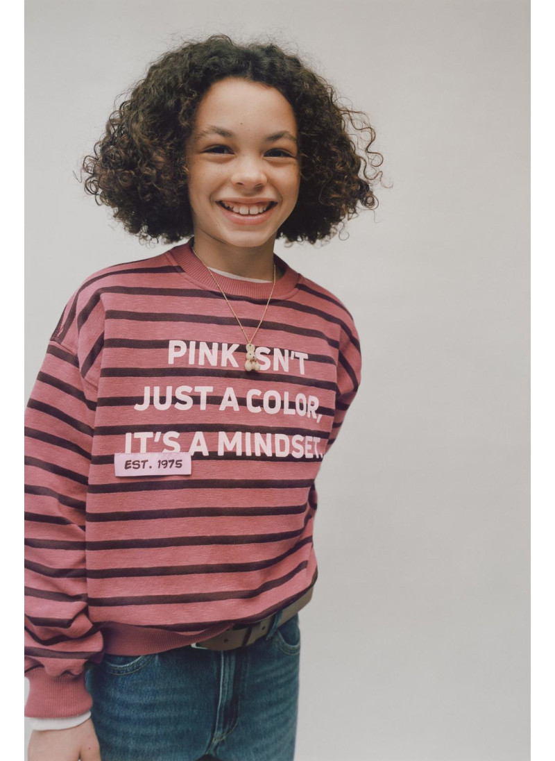 Свитшот в полоску с лозунго...