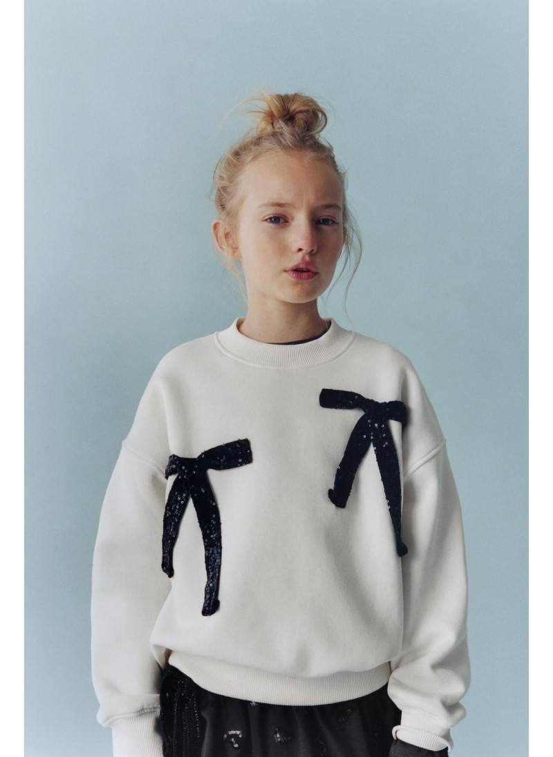 ТОЛСТОВКА С БАНТАМИ И ПАЙЕТКАМИ ТОЛСТОВКА С БАНТАМИ И ПАЙЕТКАМИ