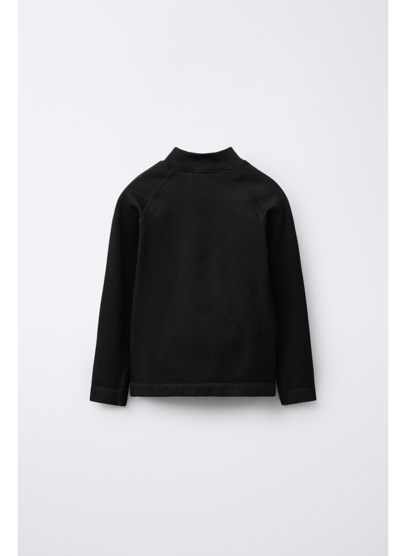 Футболка с ребристым узором и объемным текстом Футболка с ребристым узором и объемным текстом