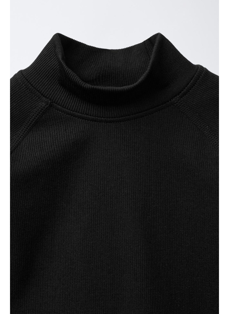 Футболка с ребристым узором и объемным текстом Футболка с ребристым узором и объемным текстом