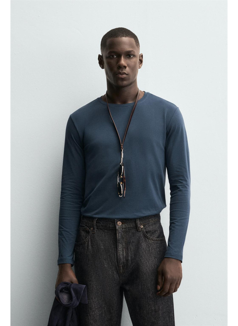 Базовая футболка с узким кроем Базовая футболка с узким кроем