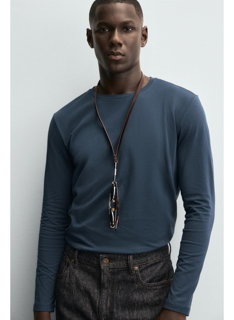 Базовая футболка с узким кроем Базовая футболка с узким кроем