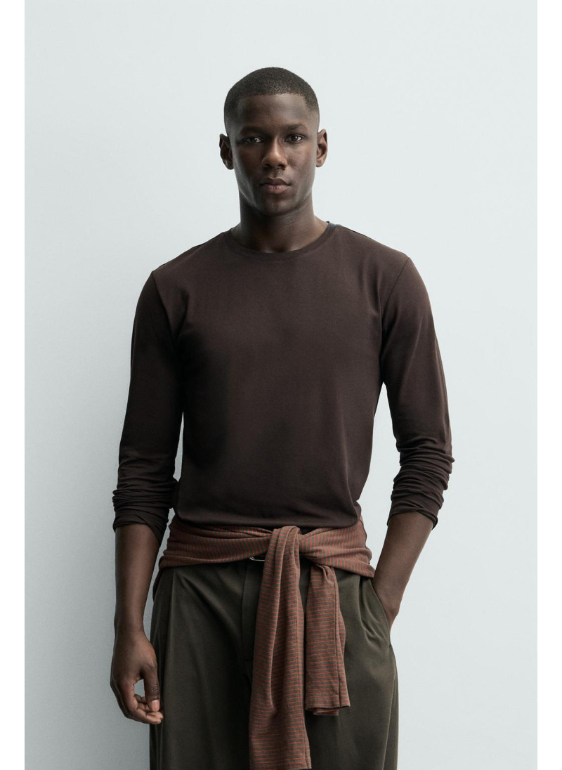 Базовая футболка с узким кроем Базовая футболка с узким кроем