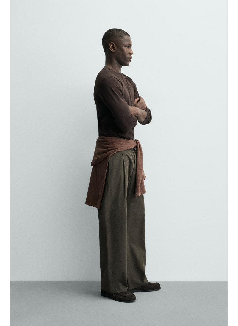 Базовая футболка с узким кроем Базовая футболка с узким кроем