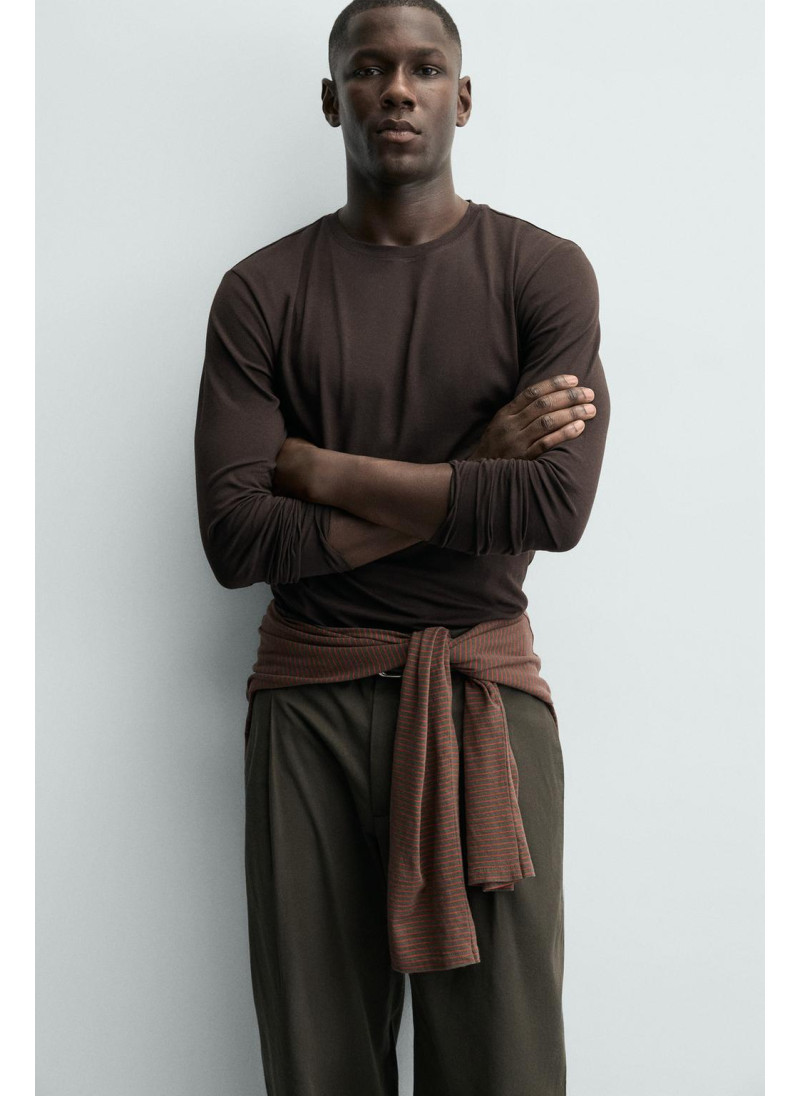 Базовая футболка с узким кроем Базовая футболка с узким кроем