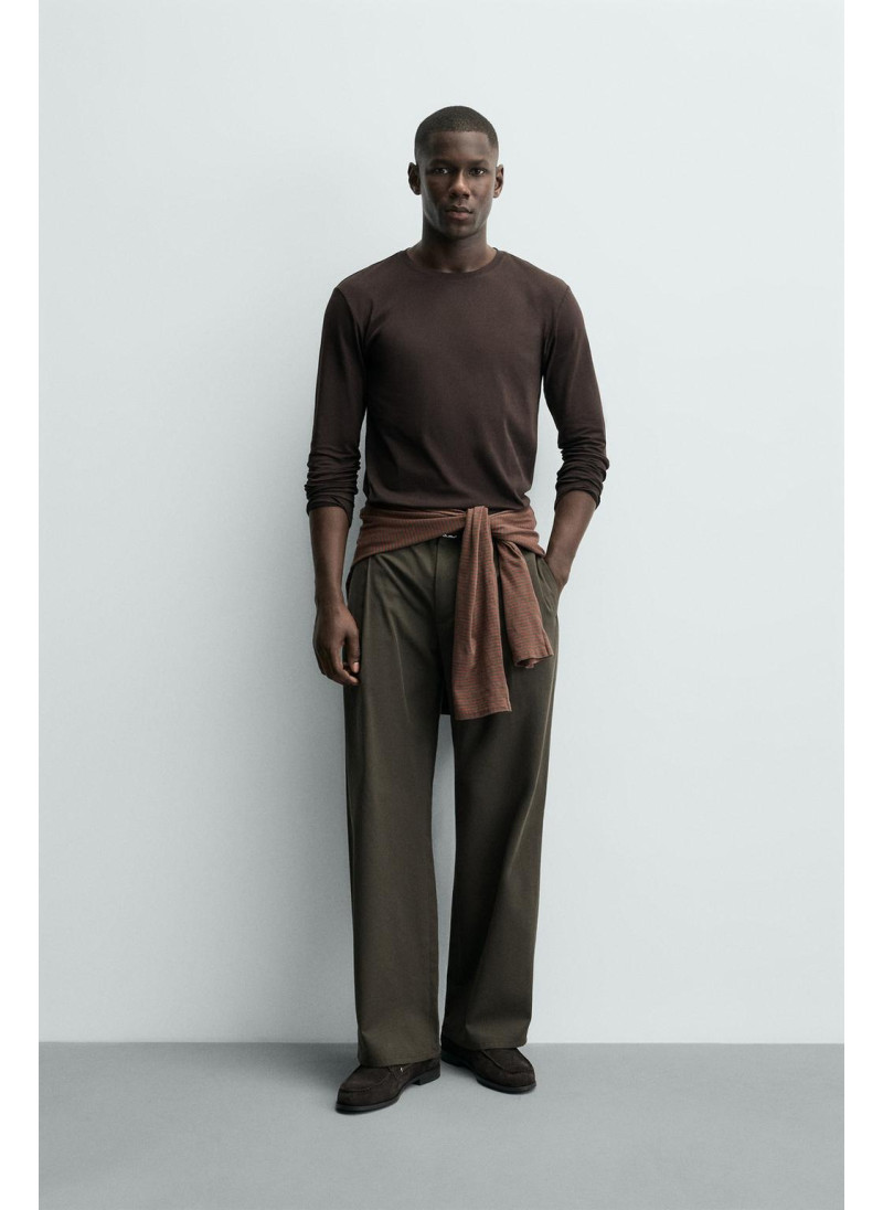 Базовая футболка с узким кр...