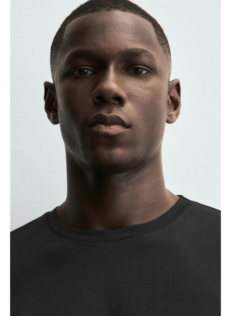 Базовая футболка с узким кроем Базовая футболка с узким кроем