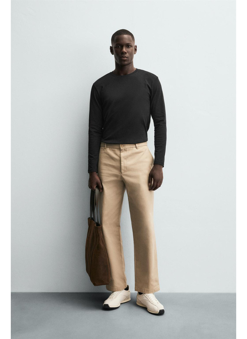 Базовая футболка с узким кроем Базовая футболка с узким кроем