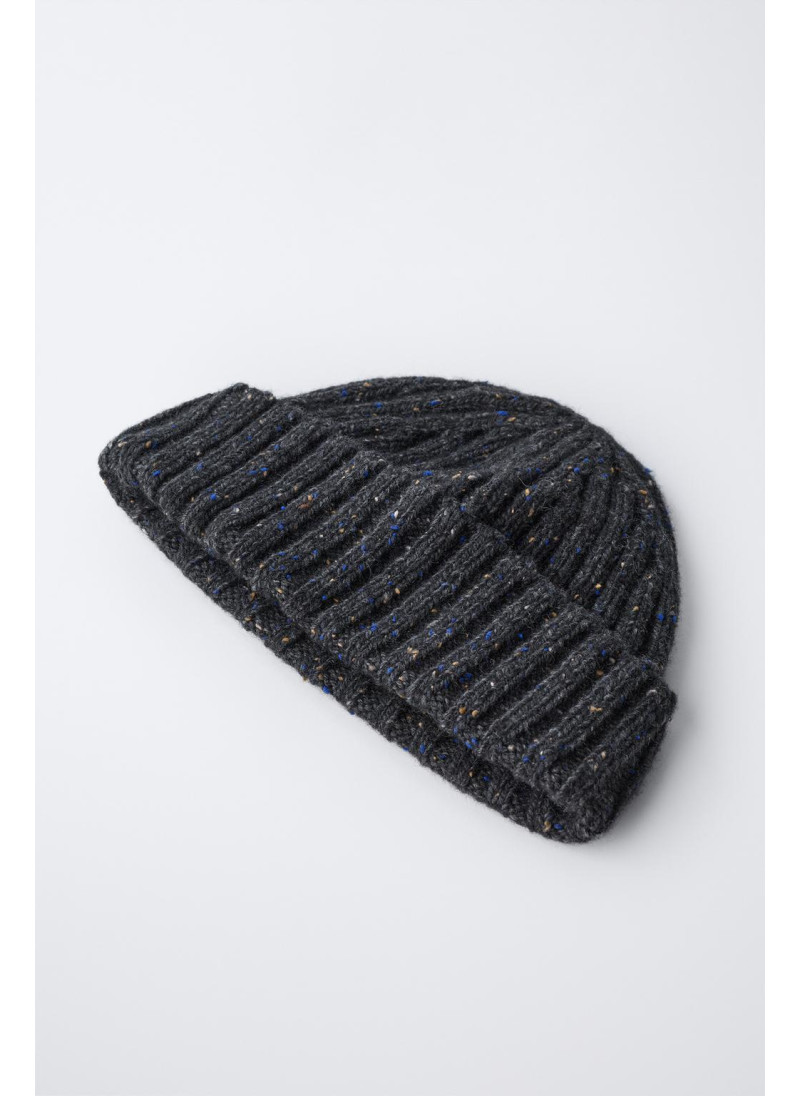 Шерстяная шапка с деталями на пуговицах Шерстяная шапка с деталями на пуговицах