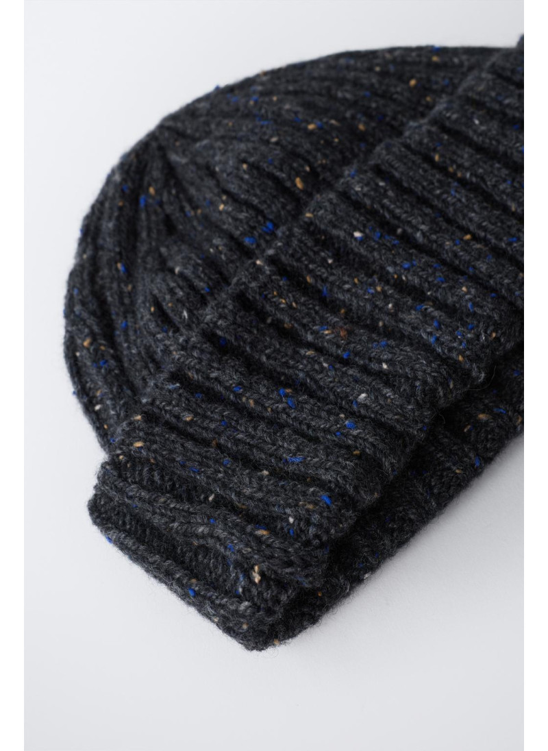 Шерстяная шапка с деталями на пуговицах Шерстяная шапка с деталями на пуговицах