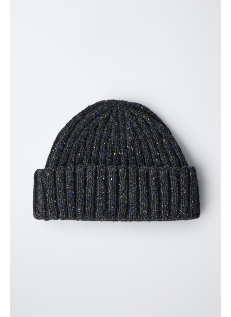 Шерстяная шапка с деталями на пуговицах Шерстяная шапка с деталями на пуговицах