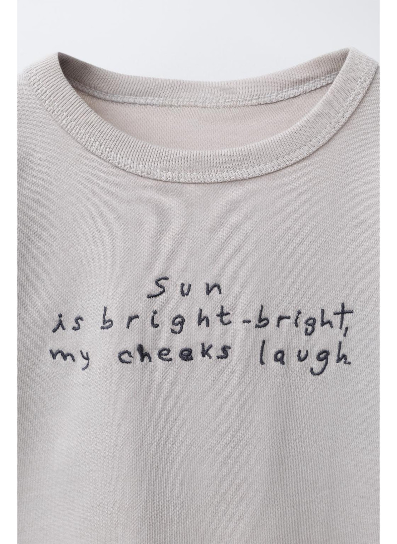 Футболка с вышитым лозунгом Футболка с вышитым лозунгом