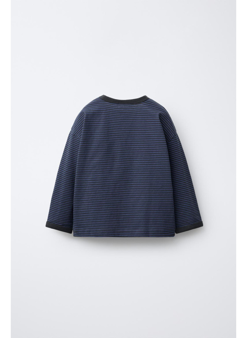 ФУТБОЛКА В ПОЛОСКУ С КОНТРАСТНЫМИ ДЕТАЛЯМИ ФУТБОЛКА В ПОЛОСКУ С КОНТРАСТНЫМИ ДЕТАЛЯМИ