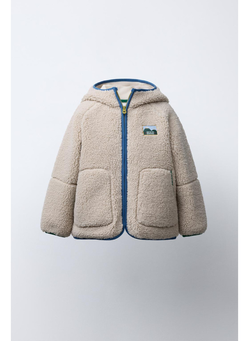 Полушубок из аккуратноподделанного меха с капюшоном и контрастной отделкой Полушубок из аккуратноподделанного меха с капюшоном и контрастной отделкой