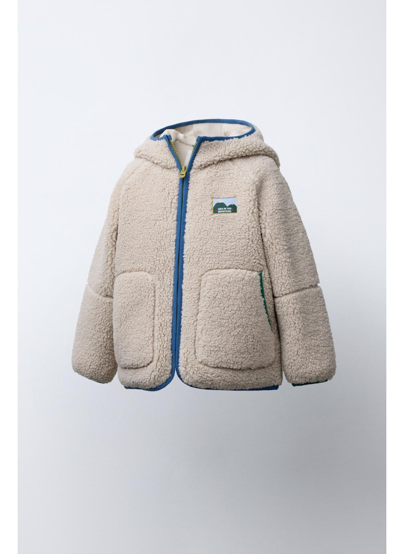 Полушубок из аккуратноподделанного меха с капюшоном и контрастной отделкой Полушубок из аккуратноподделанного меха с капюшоном и контрастной отделкой