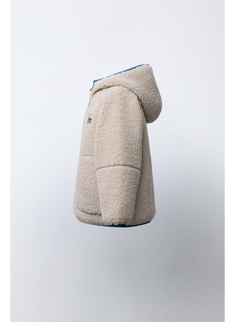 Полушубок из аккуратноподделанного меха с капюшоном и контрастной отделкой Полушубок из аккуратноподделанного меха с капюшоном и контрастной отделкой