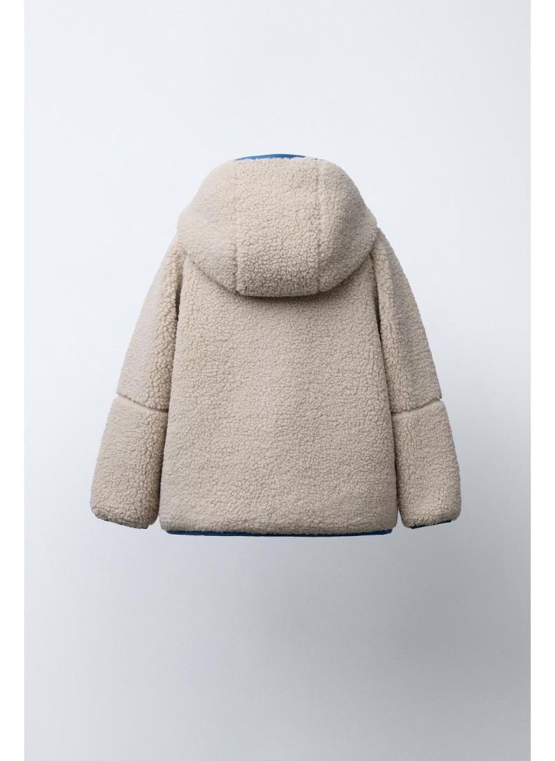 Полушубок из аккуратноподделанного меха с капюшоном и контрастной отделкой Полушубок из аккуратноподделанного меха с капюшоном и контрастной отделкой