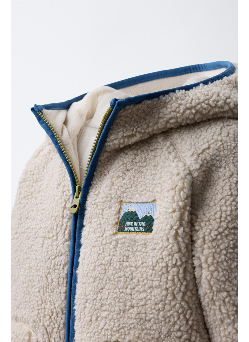 Полушубок из аккуратноподделанного меха с капюшоном и контрастной отделкой Полушубок из аккуратноподделанного меха с капюшоном и контрастной отделкой